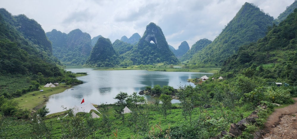 Taking photos and checking in at Nui Thung is a completely free experience